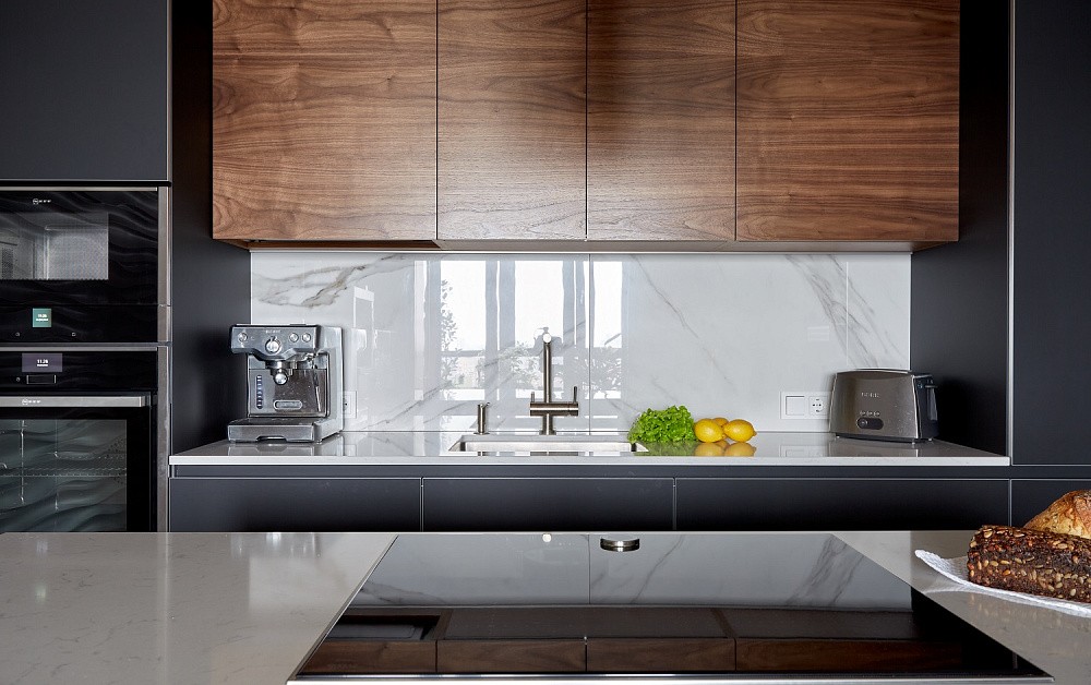 Брутальная кухня с древесными акцентами