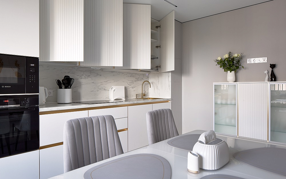 Белоснежная кухня с золотой фурнитурой