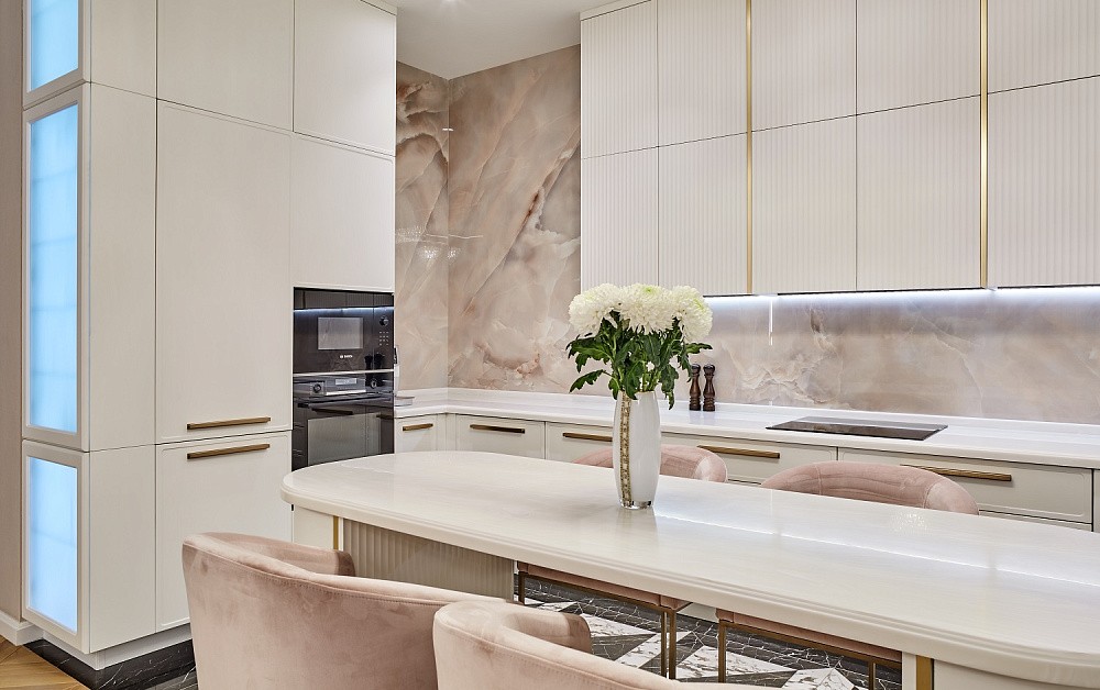 Пудрово-белоснежная П-образная кухня