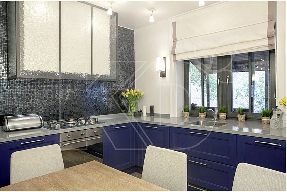 Угловые кухни из массива дерева