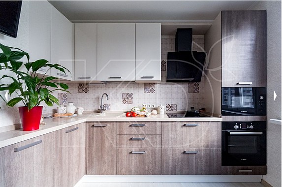 дизайн белой с бежевым кухни